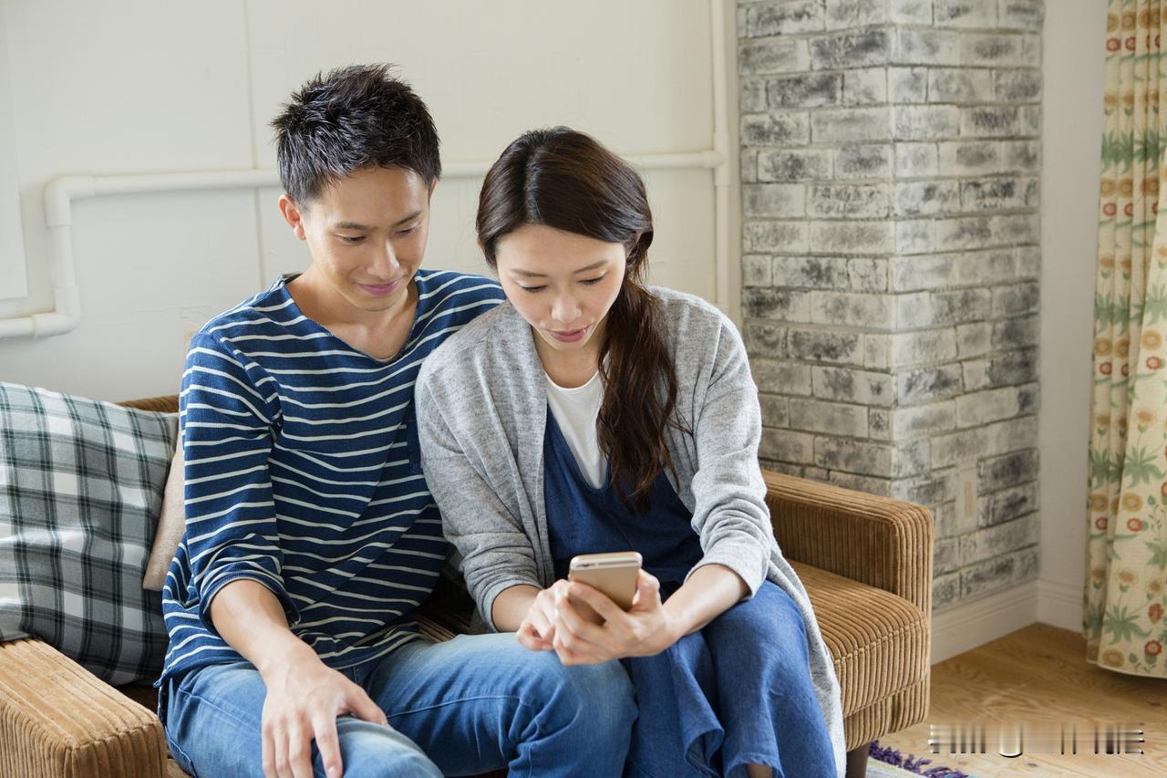 湖南常德，女子丈夫去世，她在整理遗物时，竟然意外发现，丈夫婚内出轨两年，还偷偷