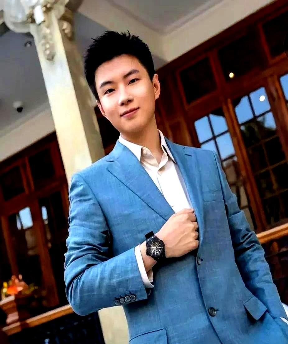 刚刚结束的斯诺克冠军中，两个新生代的少年天才站在了对立的起跑线上。赵心童以豪