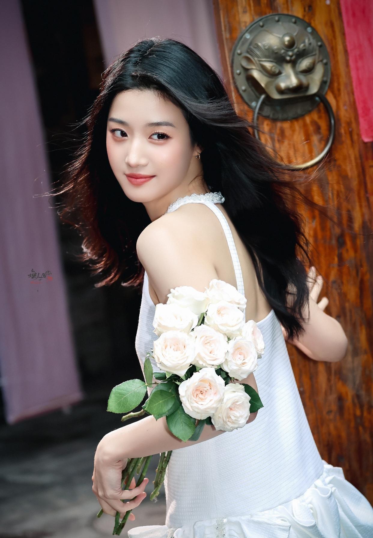 卢昱晓身着白裙，宛如纯真少女，甜美的气息简直要溢出来！