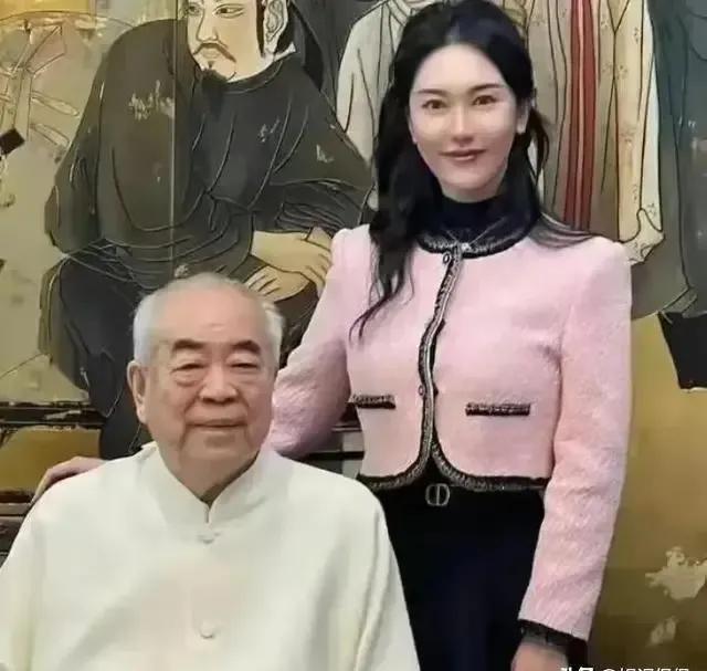 大画家范曾和他的小娇妻最后到底怎样了？近期，有媒体报道范曾家里，大门紧锁，