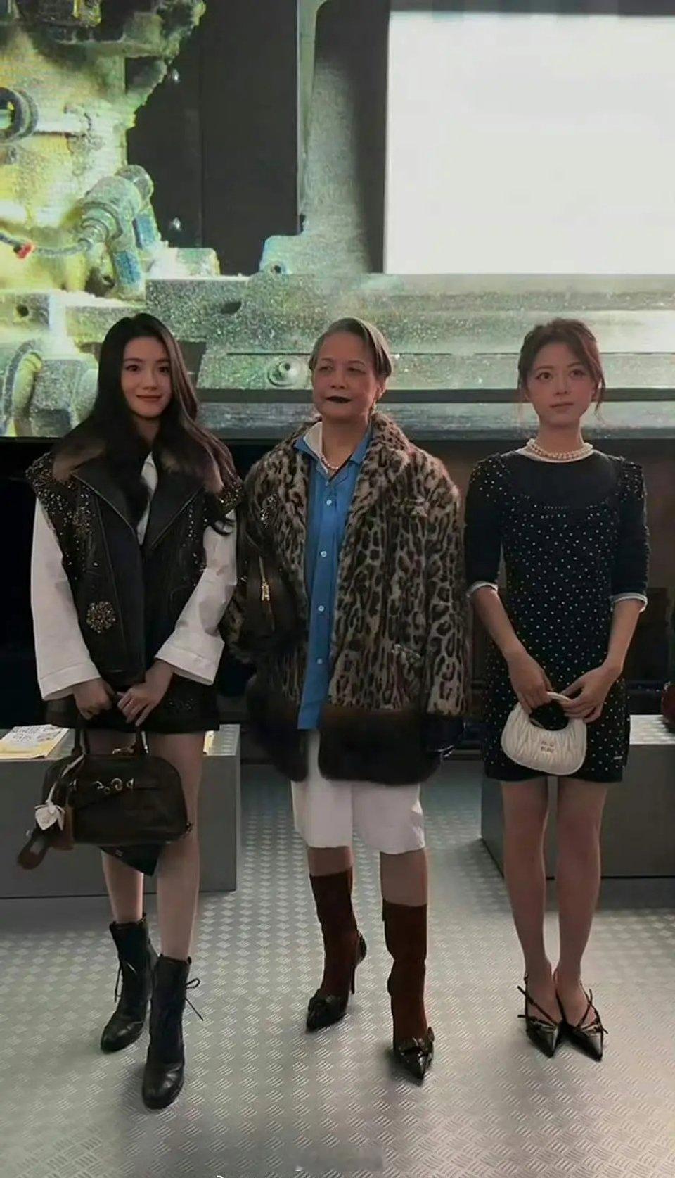 赵今麦和刘浩存身高差不多，为什么同样高度的座位赵今麦的腿就摸不着地呢​​​