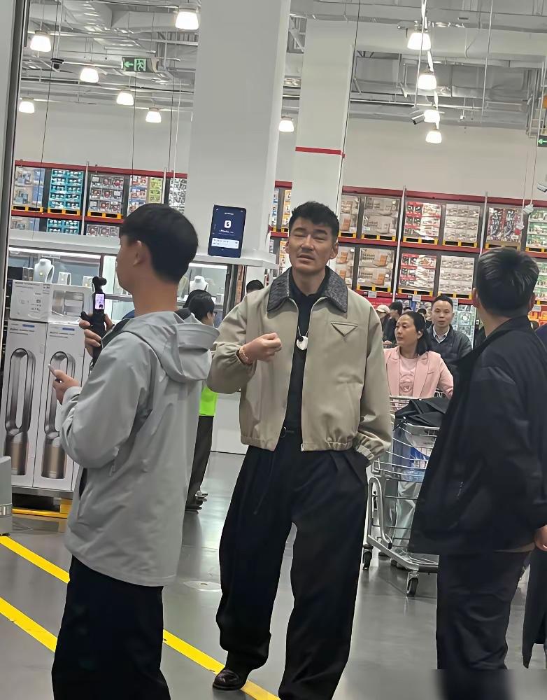 我们每次看到的胡兵平时痞帅痞帅的，而且也显得很年轻，其实这是他舞台的装造。近
