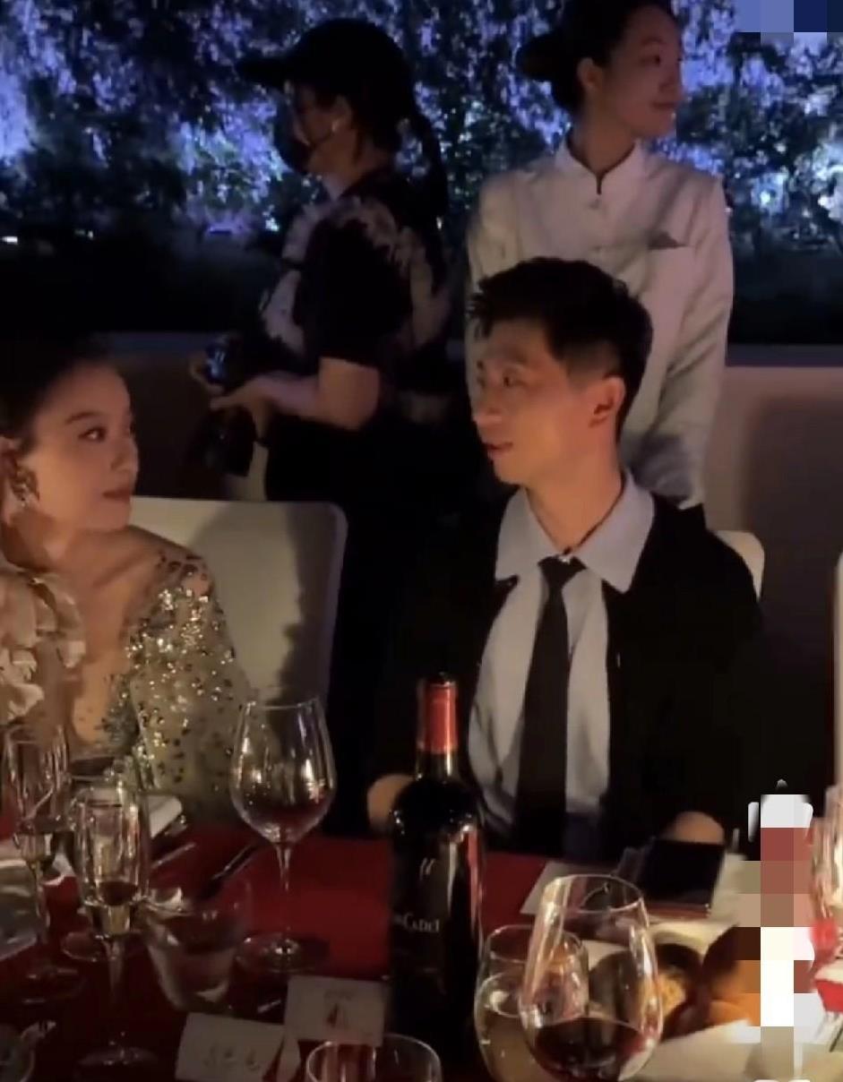 终于知道明星为什么不喜欢跟圈里人谈恋爱，圈子就那么大，这分手了参加活动简直是修罗