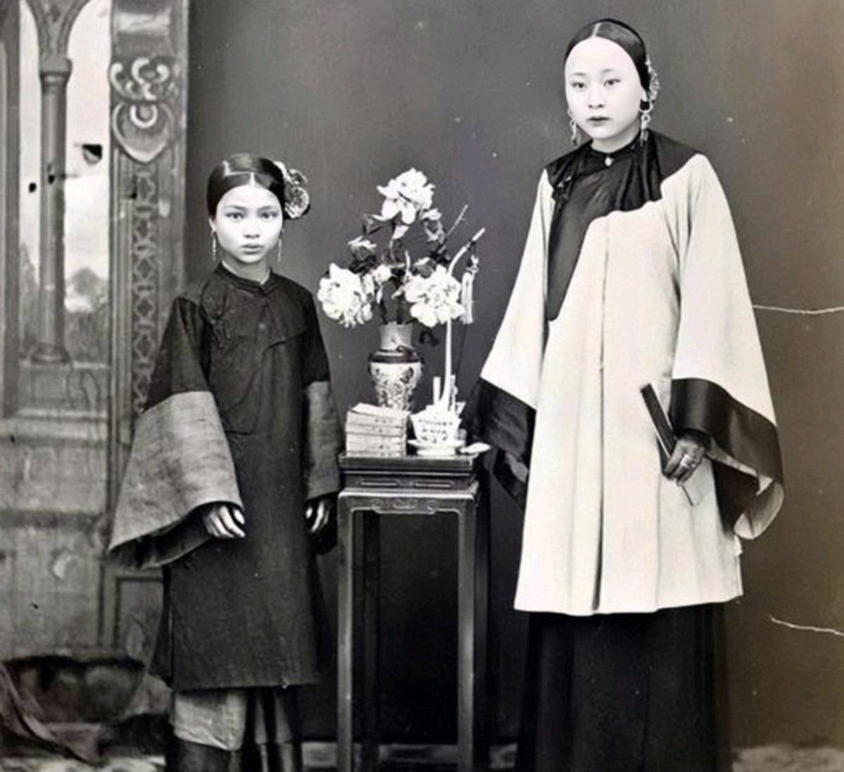 万历年间，女子成了富商的小妾后，备受宠爱，可富商去世后，正妻直接派人将小妾捆了，