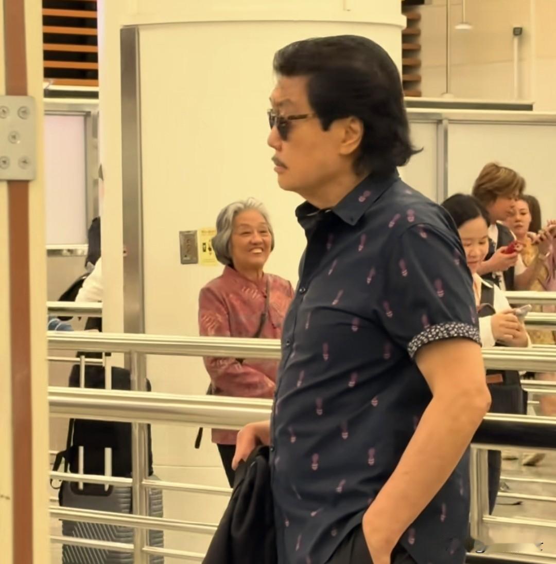 黄锦燊——赵雅芝老公，为什么是他？其实也挺不容易的。1981年，赵雅芝与黄