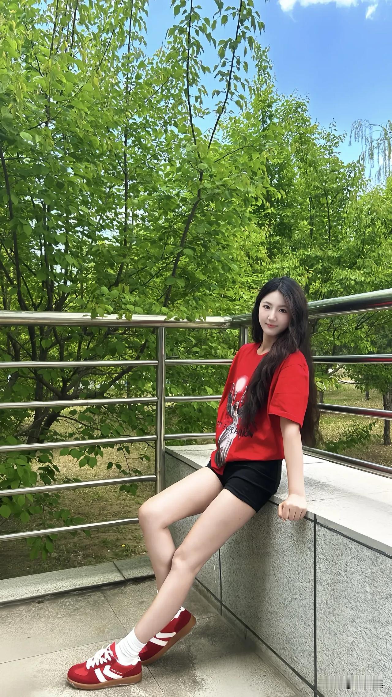 夏日清新穿搭，红衣少女在绿意盎然的背景中，尽显青春活力！