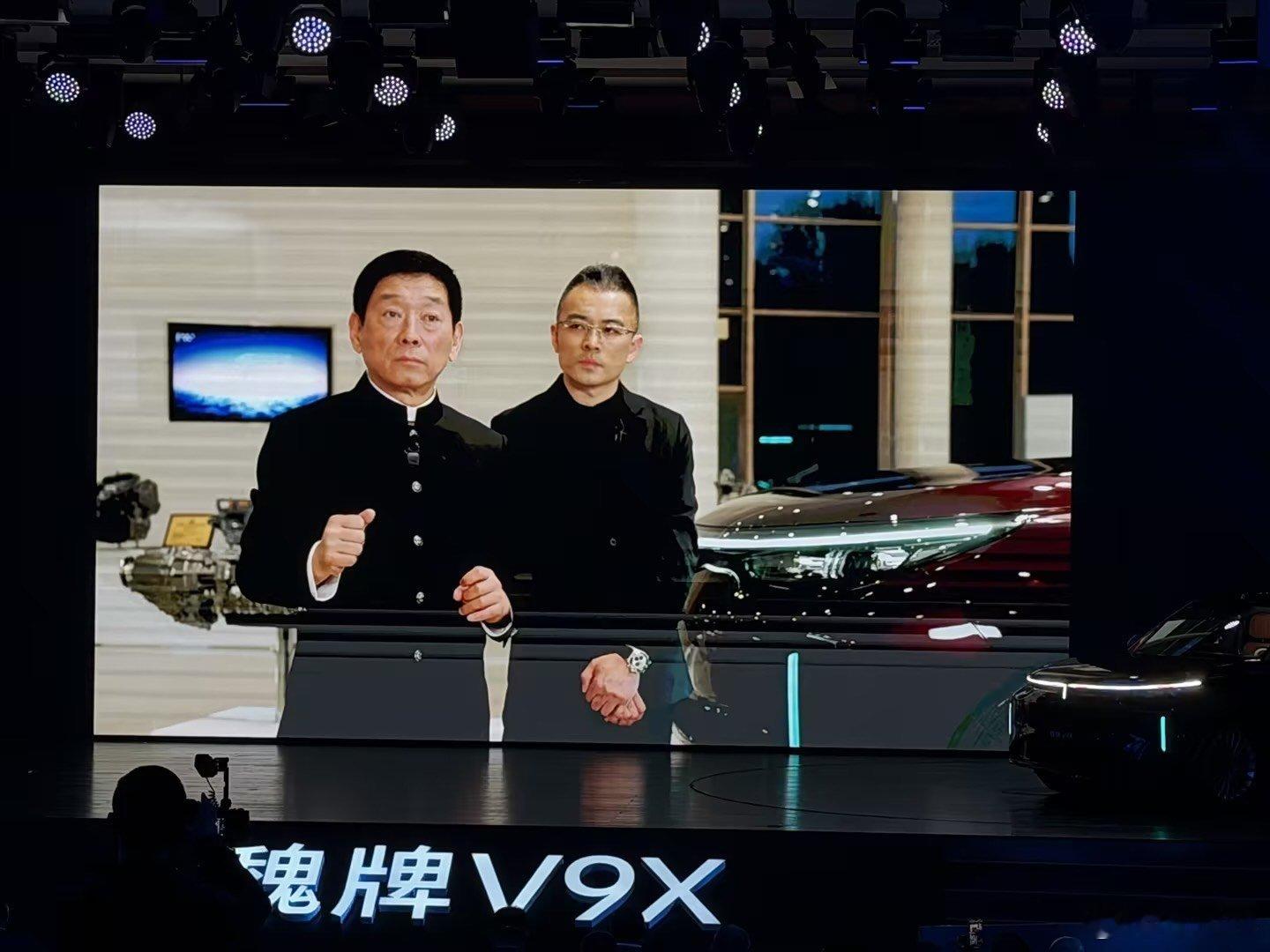 虽然之前就已经试驾过魏牌V9X了，但是每次再看到依然觉得这车很霸气。宽大、挺拔的