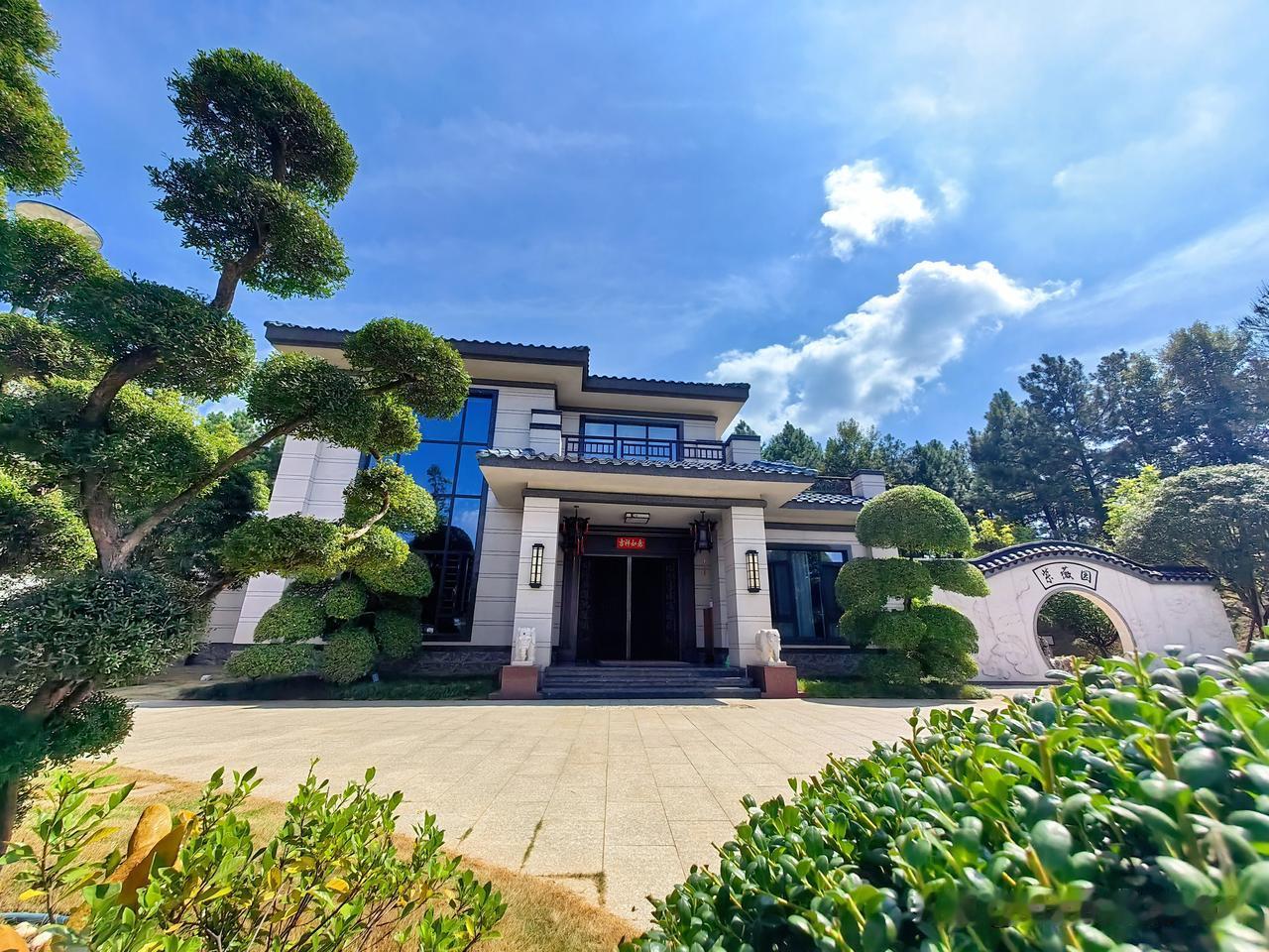 城里买房VS农村自建房，这6个对比太真实，你会怎么选？1、城里住高楼大厦，楼