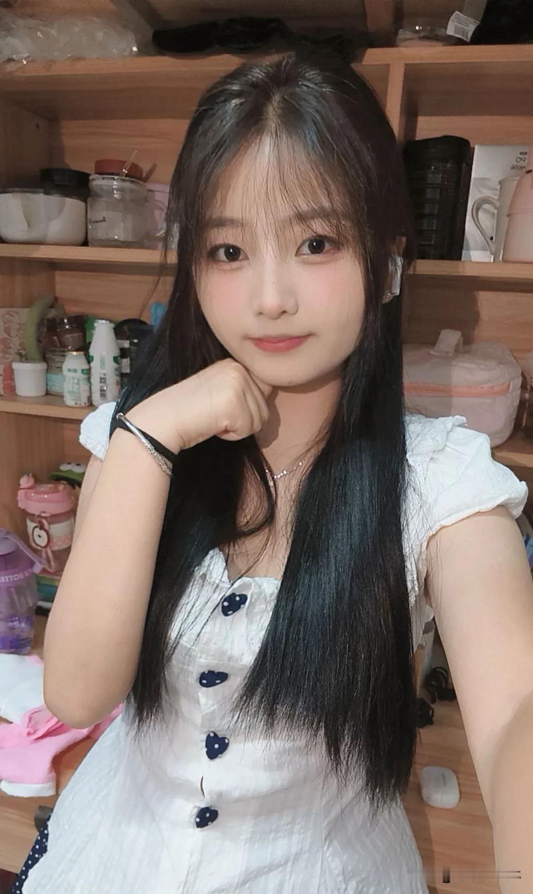 温柔笑容，治愈人心；甜美穿搭，点亮生活。每一天都像糖果般甜蜜，