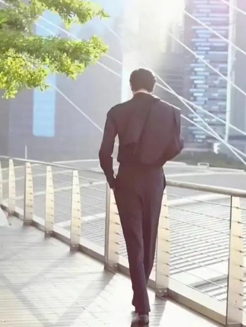 一段令人深思的话：“聪明的男人，一定是在富有的女人里找漂亮的，绝不去碰穷的。​只