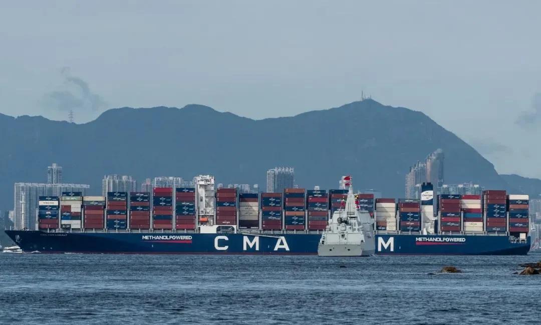 它们同框时：当驱逐舰遇到巨轮时！055万吨大驱是中国海军吨位最大的驱逐舰，满排