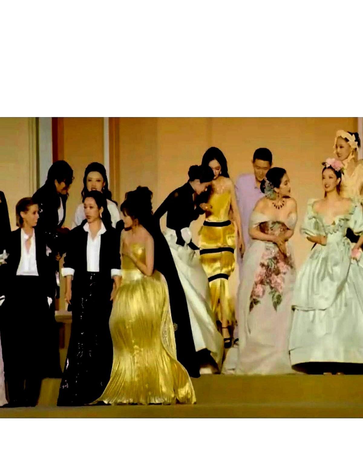 钟楚曦红毯上听见耳返喊错名,脸一沉,0.3秒被拍进热搜。刘亦菲听见了,没争,退