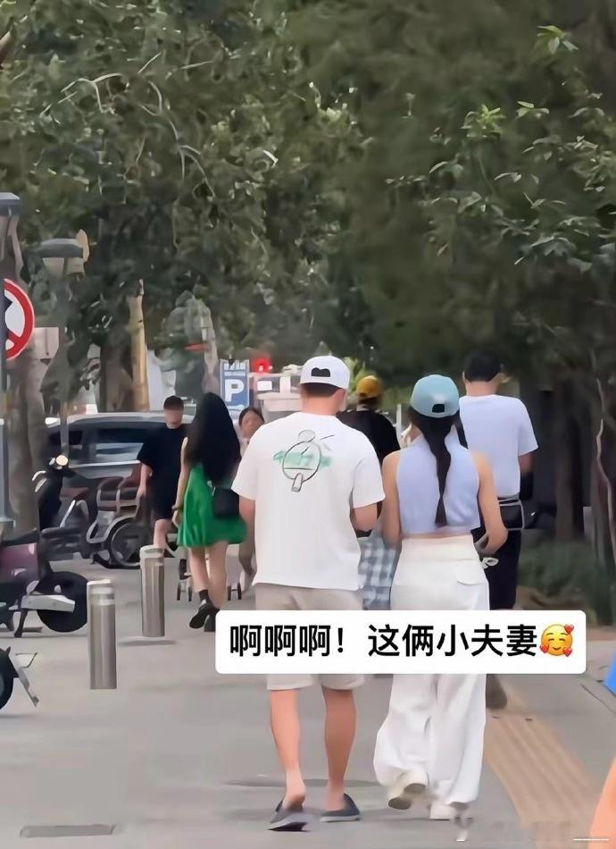 马龙夏露清晨送完儿子后浪漫约会，甜蜜氛围拉满，宛如大学生情侣在校园，爱情最美的模
