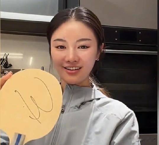 笑死我了！于和一媳妇收到孙颖莎签名球拍，为啥认为是假的？她展示给网友看，网