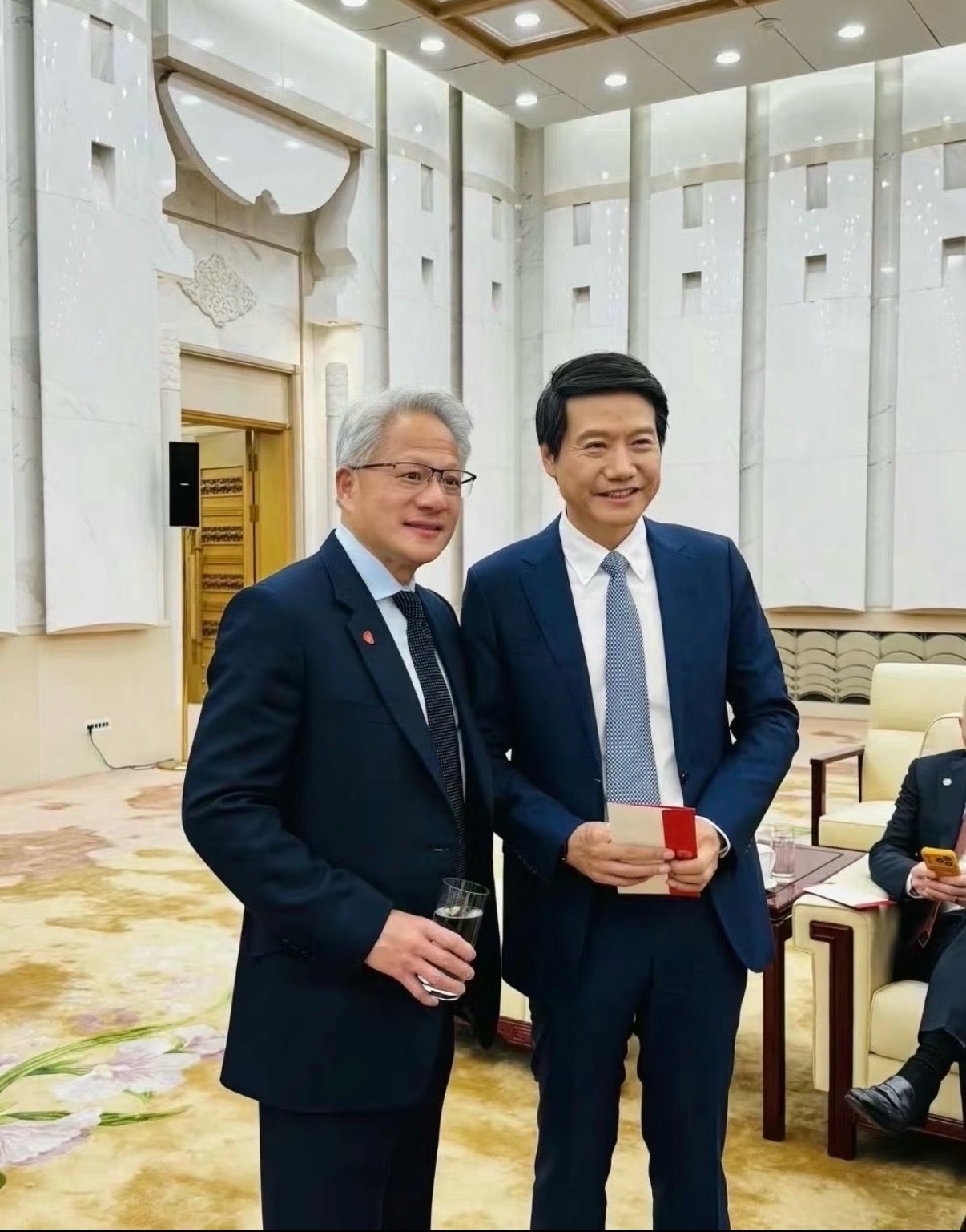 正面看，是同一个级别的人物。背面看雷军好有素质，和矮的人合影会微蹲