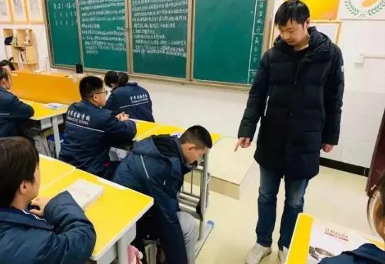 老师总找妈妈谈话一个男孩子上初中一年级，总是调皮捣蛋，自己不好好学习，还影响别