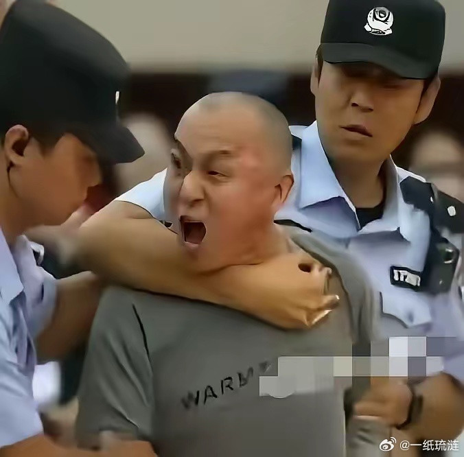 今天看到一桩庭审，愣住了。山东主犯曾某，一审被判死缓，当庭暴怒，嘶声叫嚷欲挣脱，