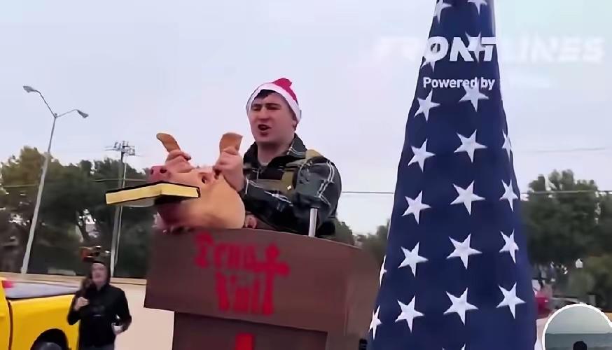 把古兰经放在猪头嘴里!视频显示，一个美国人把穆斯林最珍爱的古兰经这段画面一出来