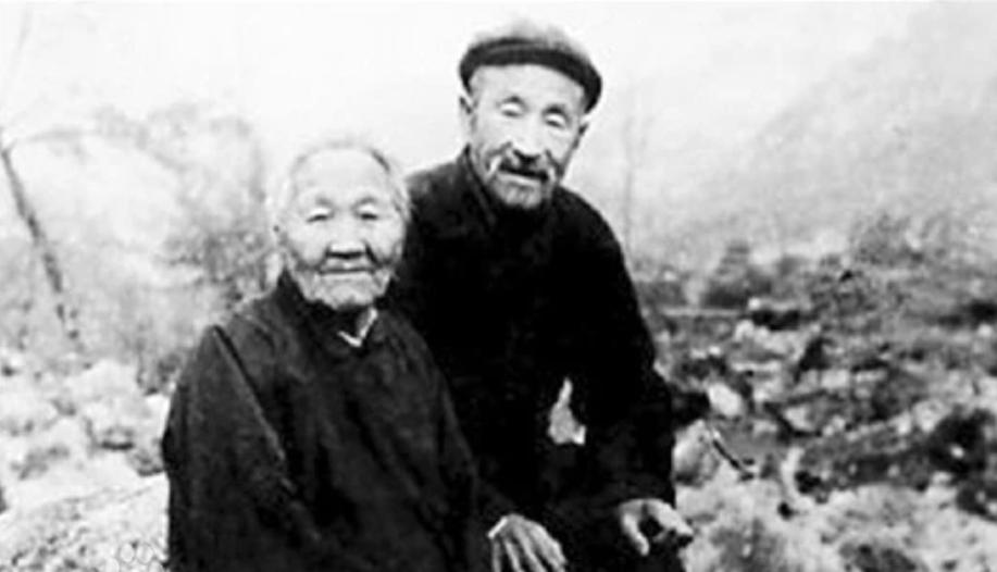 1956年，山东民警截住一个卖烧酒的老大爷，他摸出个本子亮出来，大伙儿全都不吭声