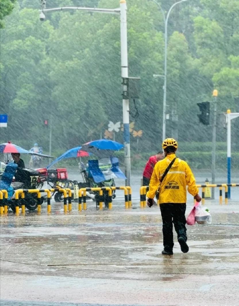 太意外！上海一外卖小哥送餐迟到半小时，顾客开门就要骂人！结果小哥从怀里掏出一个塑