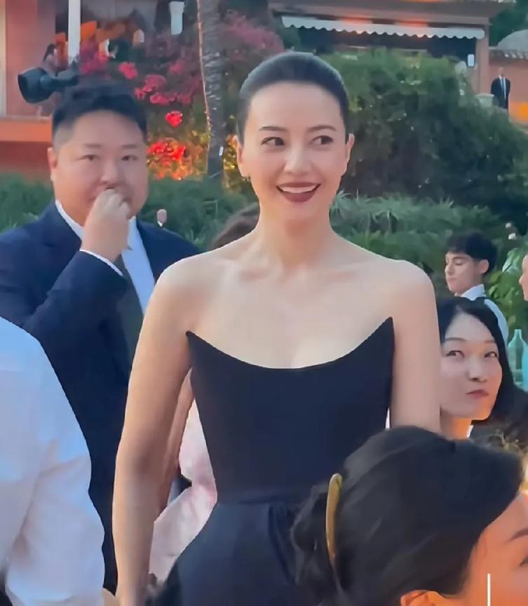 高圆圆这优雅的天鹅颈，就硬美！这发型也就大美人能撑的起来了！她真的适合这种极简经