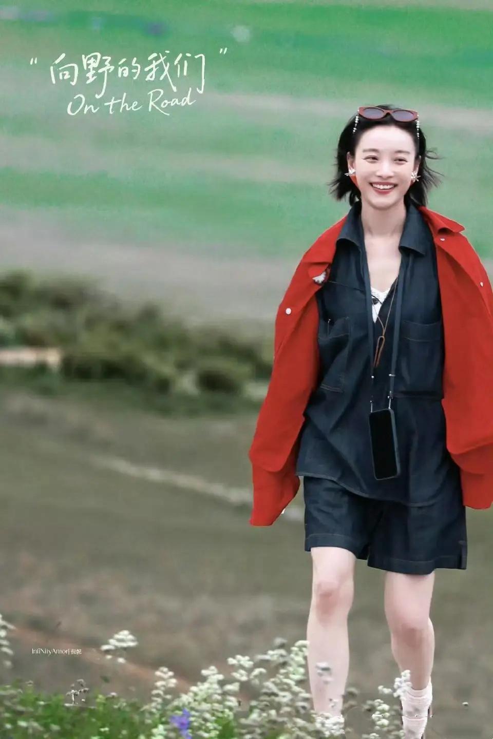 倪妮新疆户外路透火速刷屏！红外套搭配短裤露出修长腿型，再配上草帽和墨镜，兼顾了户