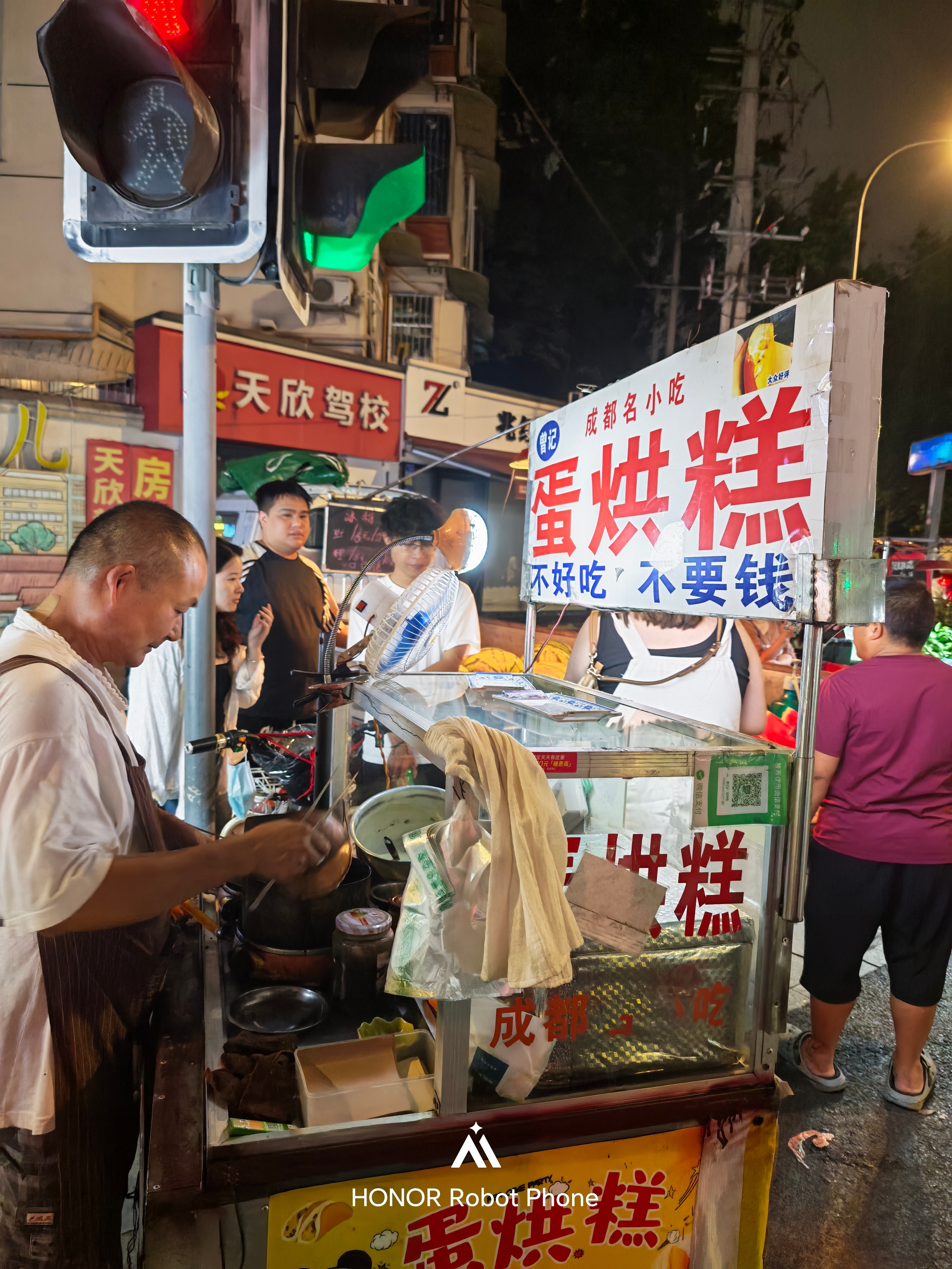 成都的蛋烘糕，这玩意不就是蛋卷里面放麻辣牛肉和土豆丝吗吃起来反正味道挺神奇的