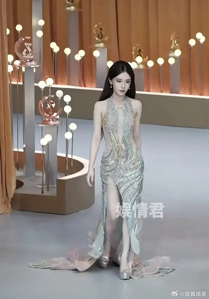 迅猛龙这个肩膀乍一看还以为是鞠婧祎呢