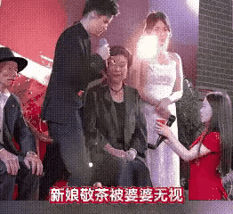 这是婚礼现场，新娘跪下给婆婆敬茶，双手捧着茶杯，喊着妈妈请喝茶，可婆婆把新娘当空