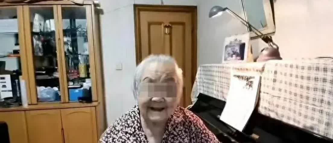 上海一女子回国探望94岁公婆，保姆却扭扭捏捏不让他们进门，女子觉得奇怪，想了很多