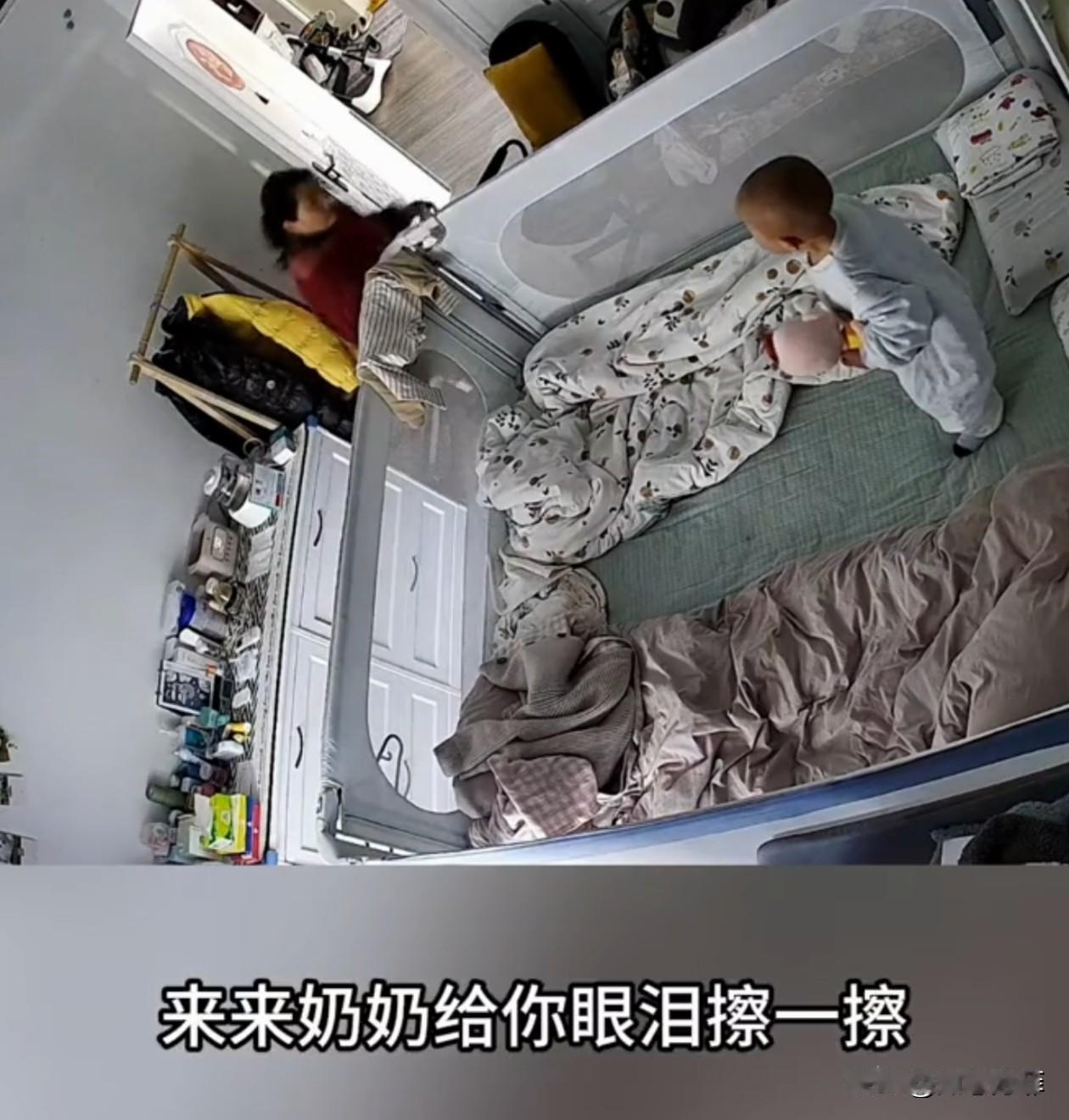 太温馨了！江苏，孩子睡醒后在屋里哭闹，奶奶一进门就一口一个乖乖，温柔哄孩子，给足