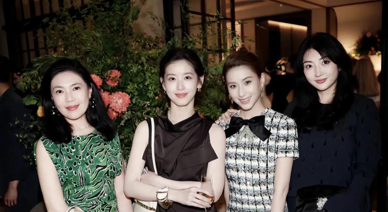 章泽天的外表一直都很是甜美年轻漂亮，因为她年轻时还有点婴儿肥。但她现在30几岁了