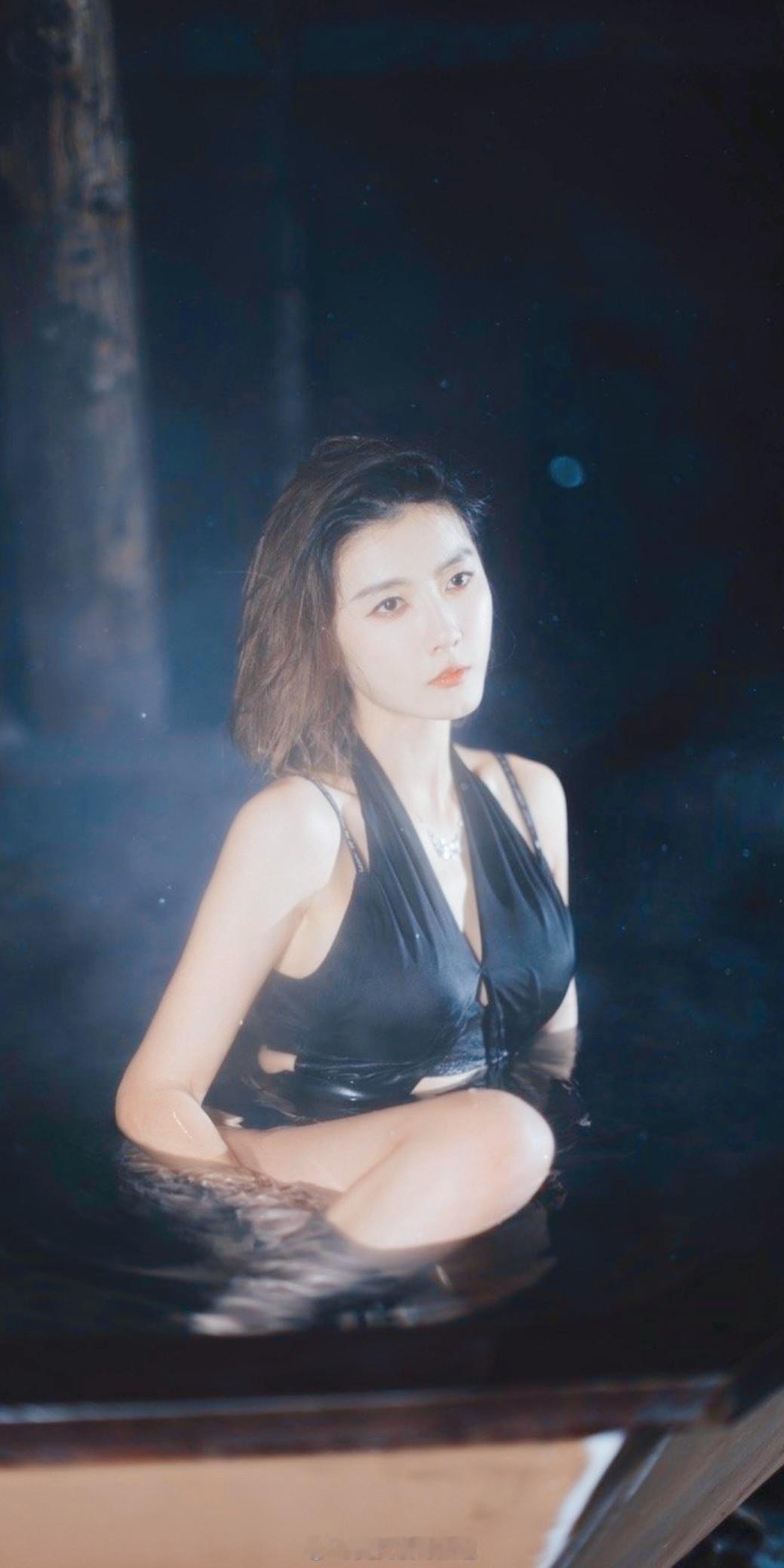 聂小雨黑色泳装写真