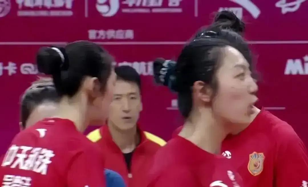 12月13日，河南女排去江苏打客场。对面张常宁、龚翔宇歇着，河南球迷以为能