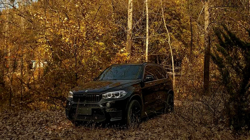 在洗车店碰着位开宝马X5的大哥，盯着朋友那台大众途锐看了又看，冷不丁问...