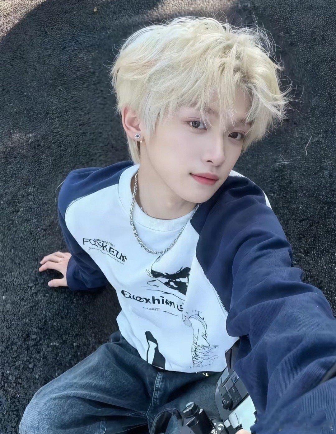 梓渝走红以后感觉梓渝火的跟当初王一博一样很突然，演了一个耽改剧就火的一塌糊涂，升