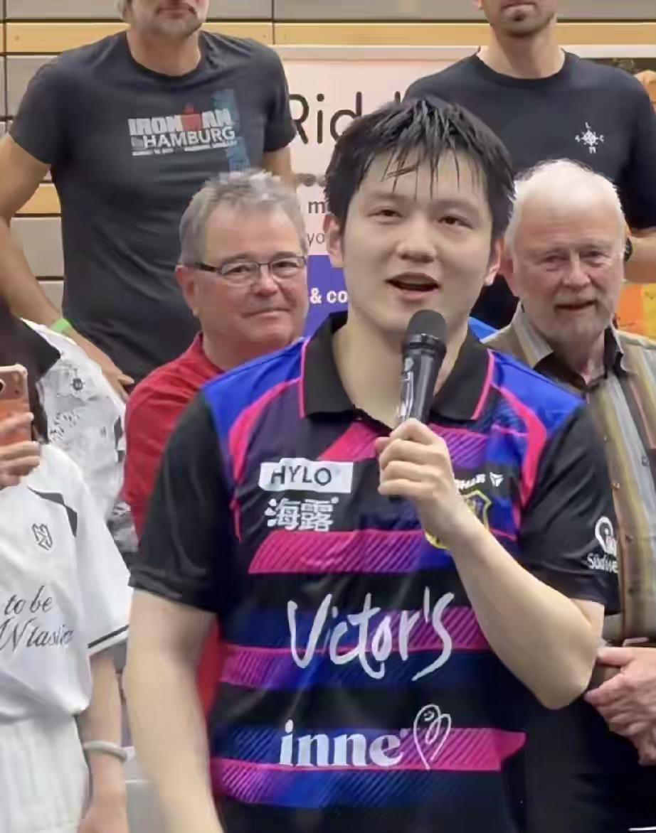 【樊振东打完最后一场比赛，就要告别萨尔布吕肯，主教练王志眼睛都湿润了】这场告别战