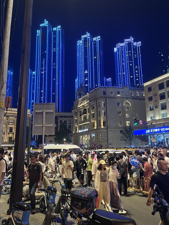 不是，武汉你怎么哪儿哪儿都是人