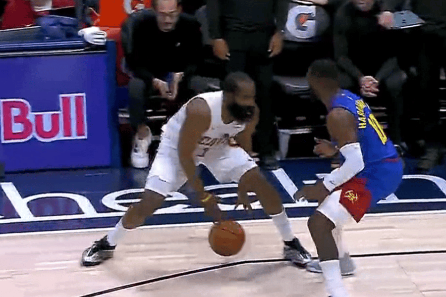 太关键了！哈登加盟第二场，最后时刻追平掘金。比赛还剩最后38秒，掘金