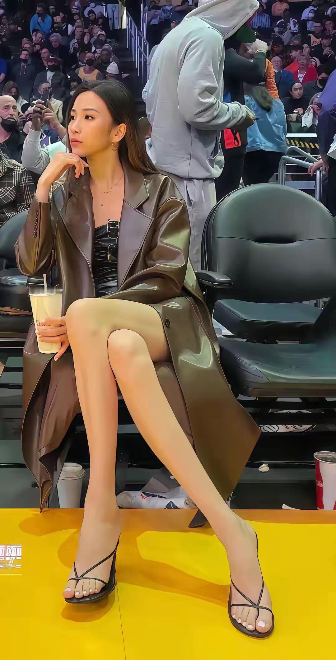 这身高差估计男人都得仰视，总有些人令我们心旷神怡。