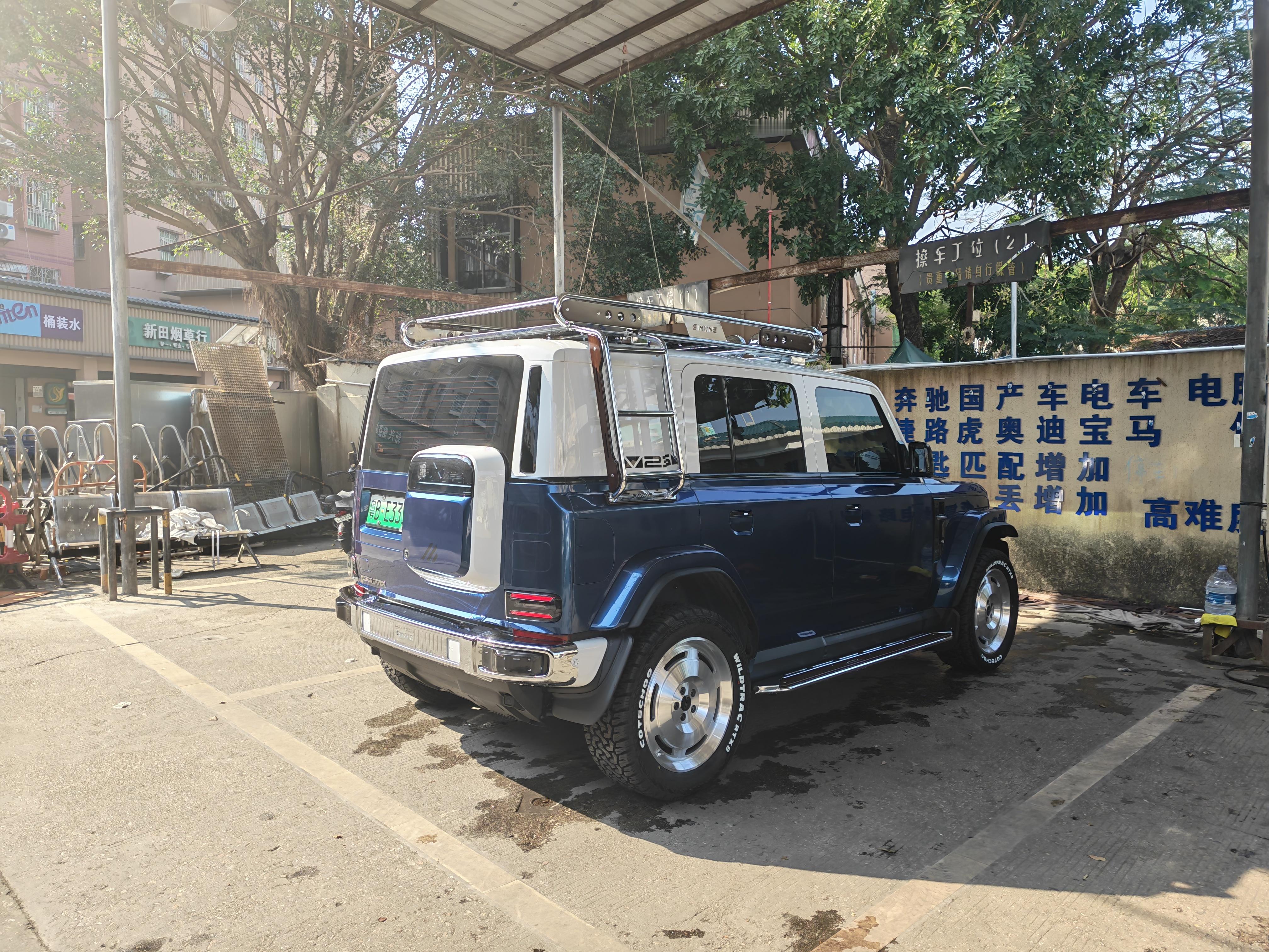 早上洗车发现一辆改的贼帅的iCarV23，我拍照的同时车主缓缓降下来车窗，说一