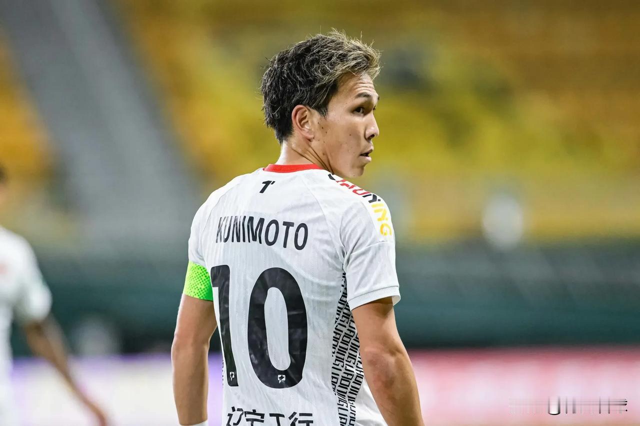 辽宁铁人不应该与邦本宜裕续约，因为邦本没有入选过日本国家队，也没有旅欧经历，实力