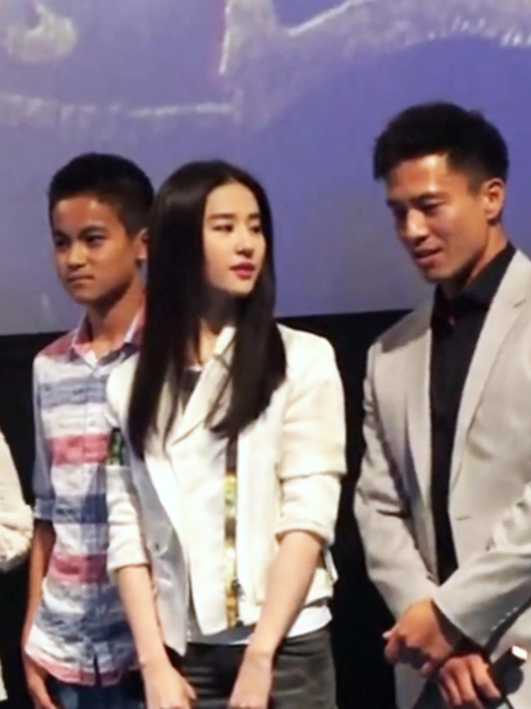 太过分了，一个小伙子，怎么可以帅成这样，都说男生爱看美女，其实美女更爱看