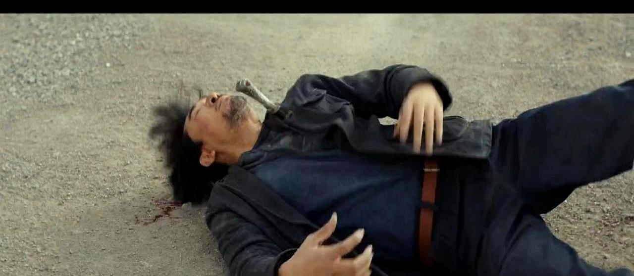 他队友活埋了他，还给墓碑刻上了“逃犯”。你想不到的是，他在棺木里睁开了眼。海