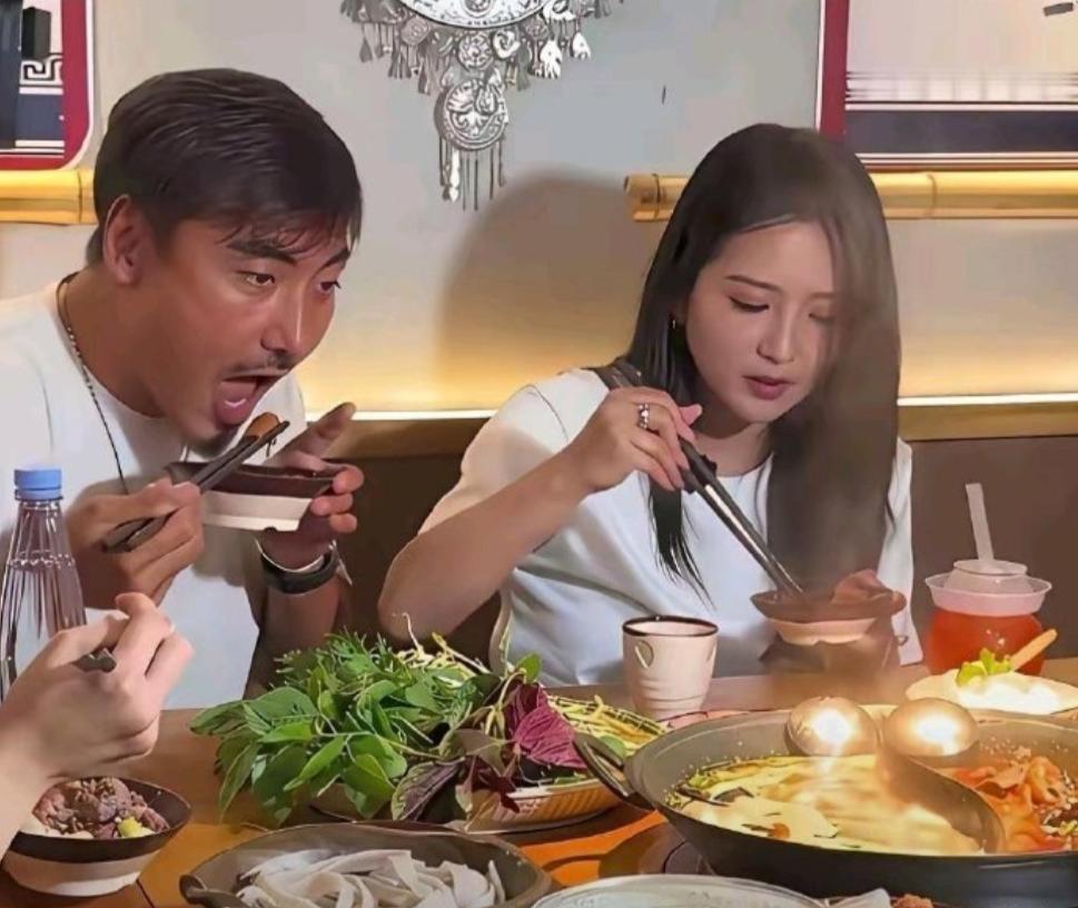 婚姻里能吃到一块去太重要了。何洁在直播间抱怨养4个孩子压力很大，但有一说一，她