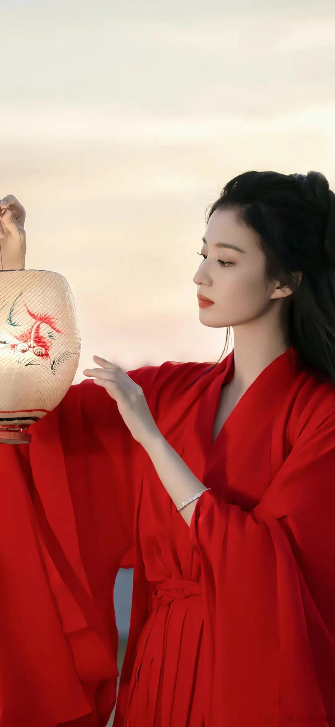 原来王楚然早期长这样啊王楚然从青涩邻家到清冷美人，骨相一直在线。只是褪去稚气，越