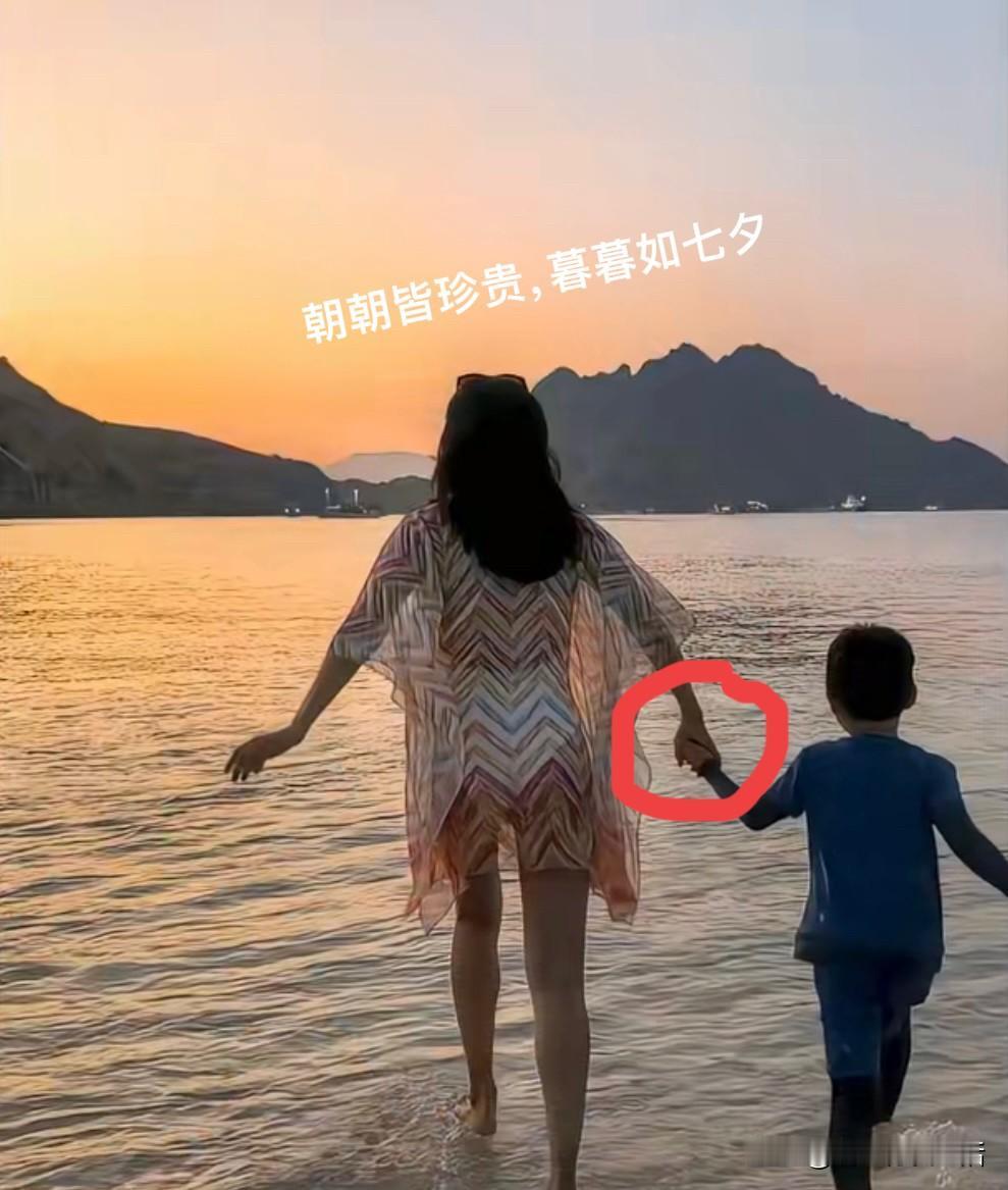 瞧，一样的七夕，不一样的牵手！原来是章子怡成全了汪峰与森林北？一个是紧握孩子