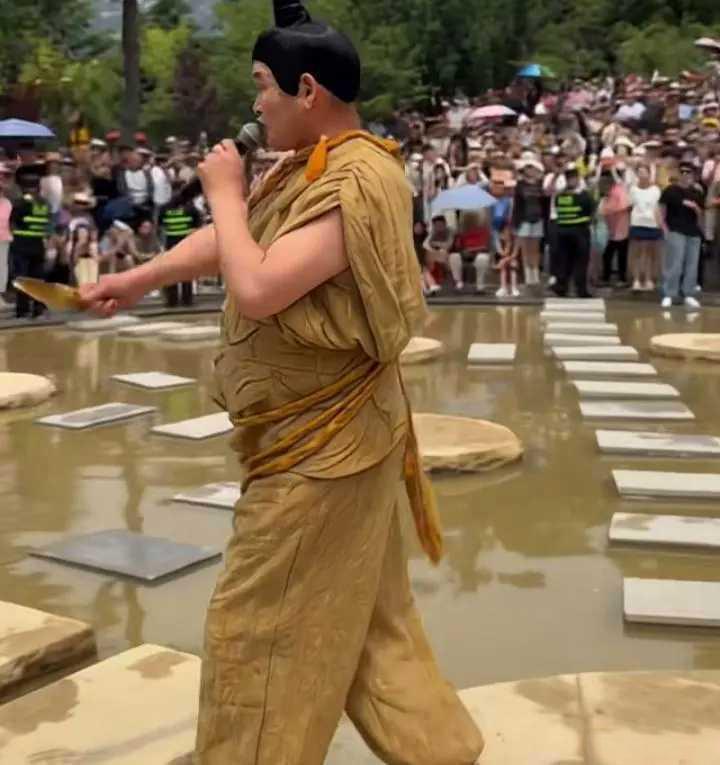 人红是非多。大衣哥“变脸”背后：我们说他俗，可谁替他算过生活的账？…朱之