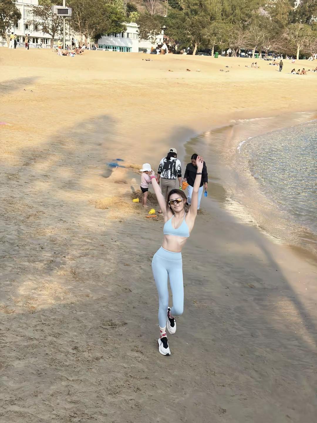 海边的运动女孩🩵「把健身房搬到海边」💦浅蓝和大海的适配度100%！风里都是海