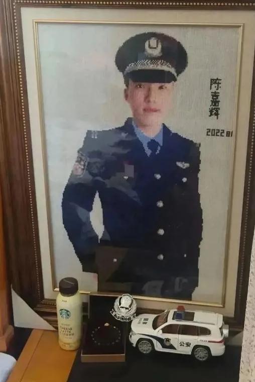 江苏小伙因公殉职，父母痛不欲生。2年后，母亲在商场看到儿子身影，紧抓住其手臂，激